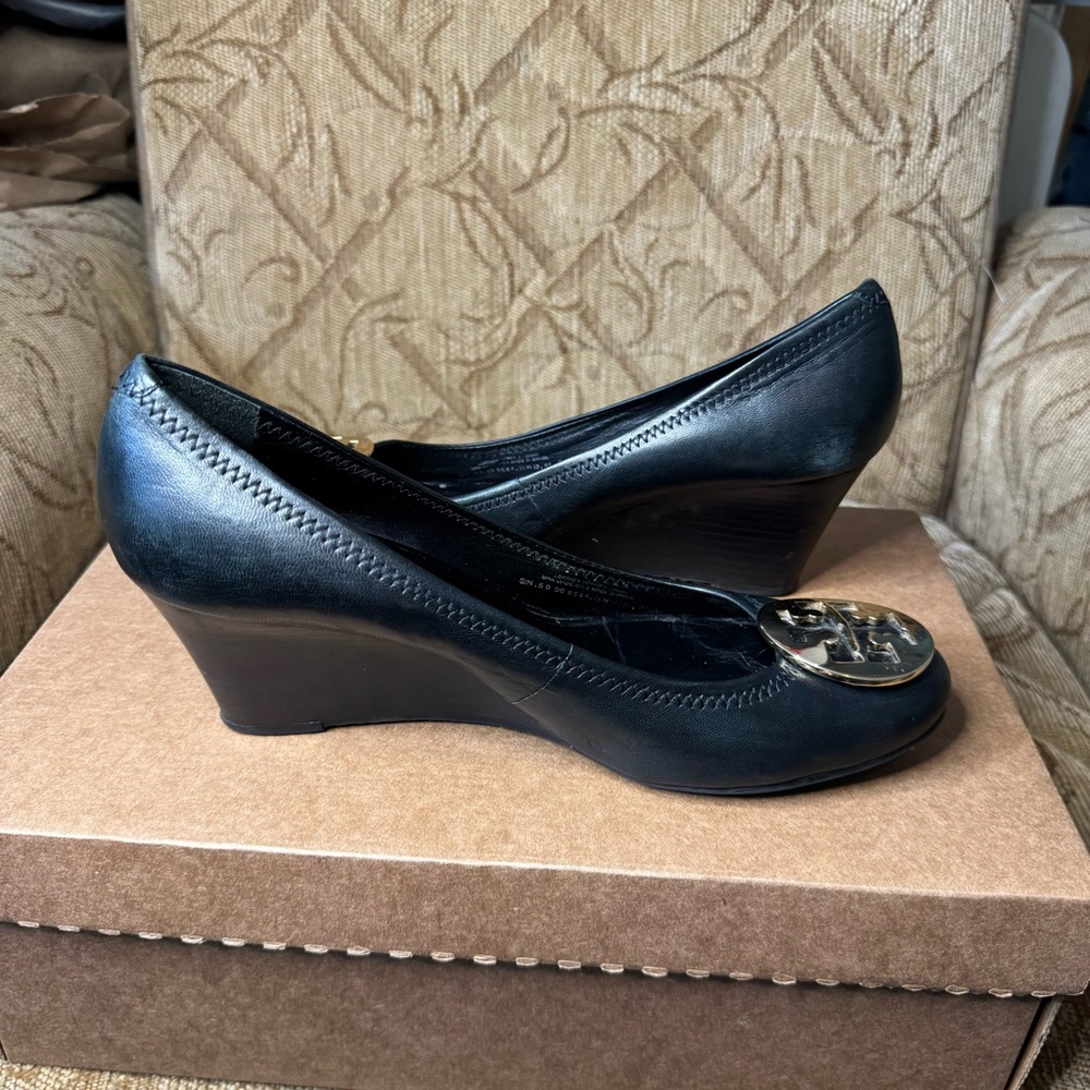 Tory Burch Black Wedge shoes size‎ 9.5 M - Picture 2 of 8